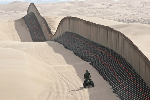 Arizona desiste de esperar pelo governo dos EUA e começa a fechar lacunas no muro fronteira