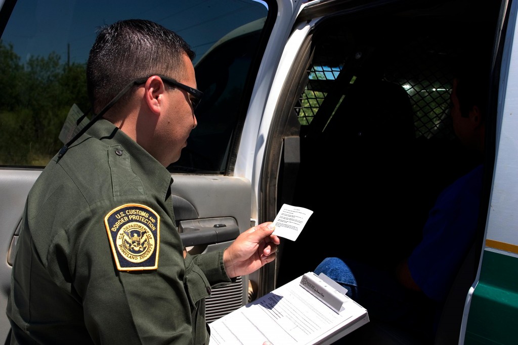Deportações de imigrantes presos na fronteira são suspensas por 100 dias