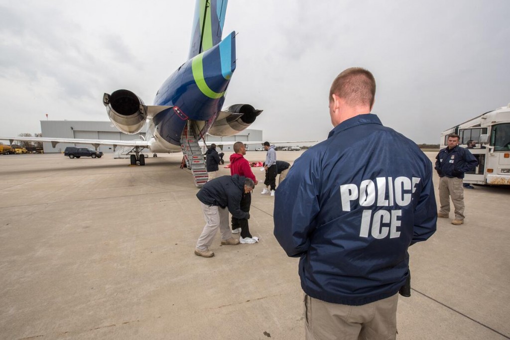 Avião com 130 brasileiros deportados da fronteira será mandado ao Brasil