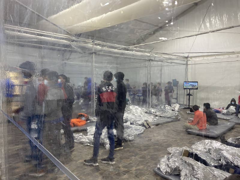 Deputado divulga fotos de imigrantes em prisões da imigração no Texas