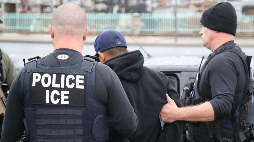 Governador de NY assina lei que proíbe ICE de prender imigrantes em tribunais