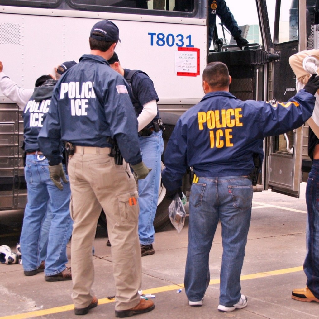 Número de imigrantes monitorados por programas alternativos de detenção bate recorde