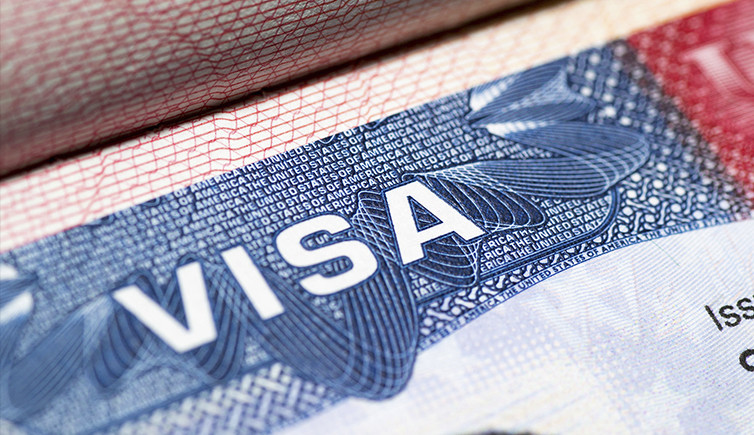 Mais de 2.6 milhões de aplicações de vistos estão acumuladas em consulados americanos pelo mundo